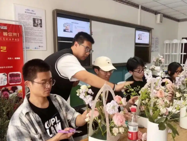 学生们运用色彩搭配和造型技巧深化领会创新的