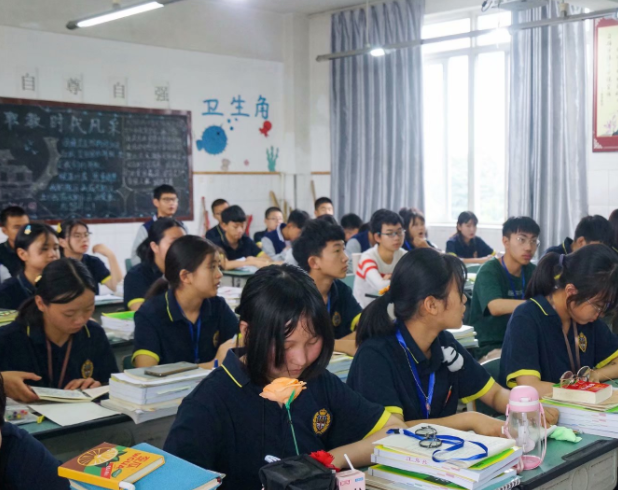 为学生提供探索与调整的缓冲带既回应了家长对