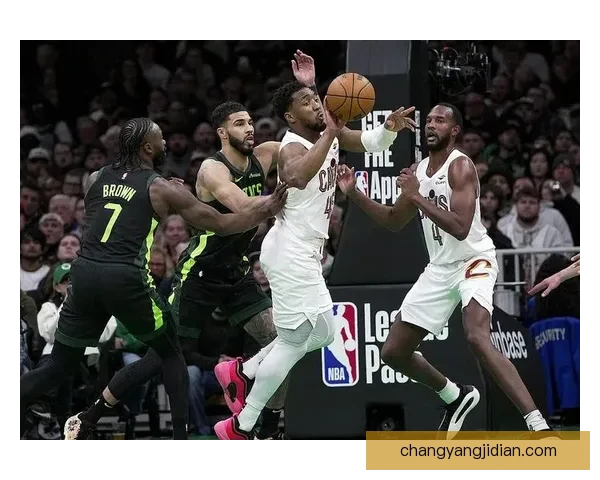 NBA火箭对决尼克斯强强碰撞青春与经验的全面较量赛场走势引人关注